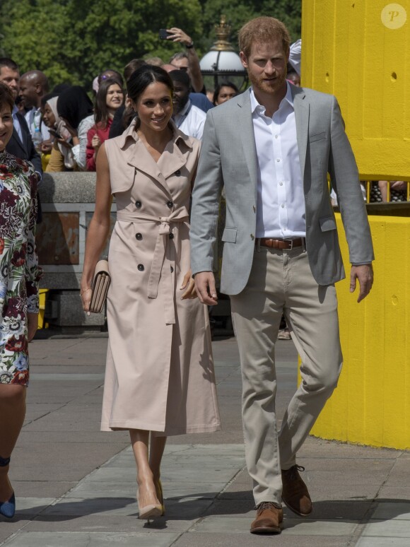Le prince Harry, duc de Sussex et Meghan Markle, duchesse de Sussex lors de leur visite de l'exposition commémorative de la naissance de Nelson Mandela au centre Southbank à Londres le 17 juillet 2018