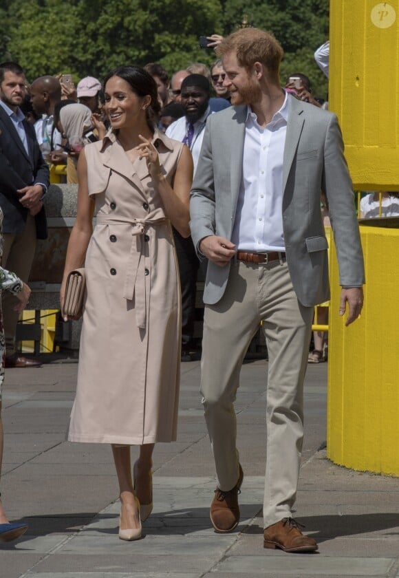 Le prince Harry, duc de Sussex et Meghan Markle, duchesse de Sussex lors de leur visite de l'exposition commémorative de la naissance de Nelson Mandela au centre Southbank à Londres le 17 juillet 2018