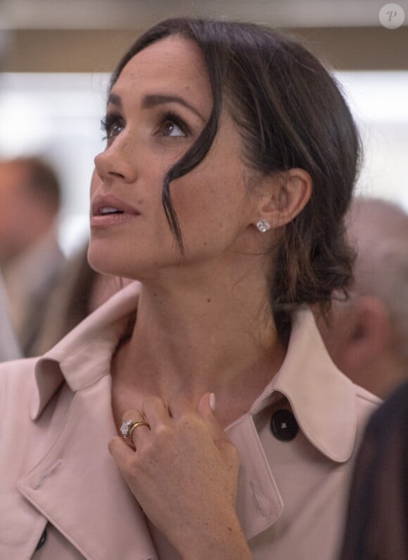 Le prince Harry, duc de Sussex et Meghan Markle, duchesse de Sussex lors de leur visite de l'exposition commémorative de la naissance de Nelson Mandela au centre Southbank à Londres le 17 juillet 2018