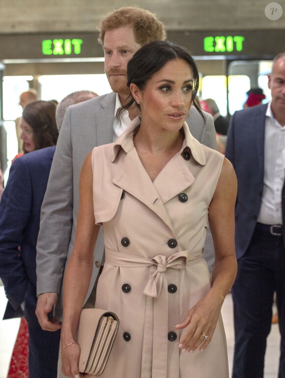 Le prince Harry, duc de Sussex et Meghan Markle, duchesse de Sussex lors de leur visite de l'exposition commémorative de la naissance de Nelson Mandela au centre Southbank à Londres le 17 juillet 2018