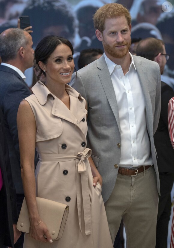 Le prince Harry, duc de Sussex et Meghan Markle, duchesse de Sussex lors de leur visite de l'exposition commémorative de la naissance de Nelson Mandela au centre Southbank à Londres le 17 juillet 2018