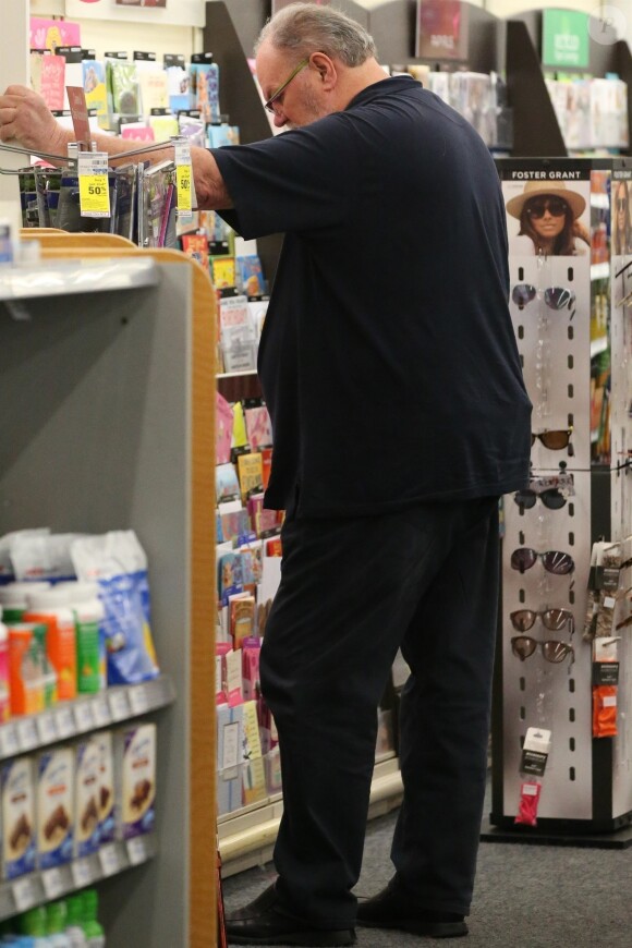 Exclusif - Thomas Markle, le père de Meghan Markel, achète des cartes de voeux à San Diego le 10 mai 2018.