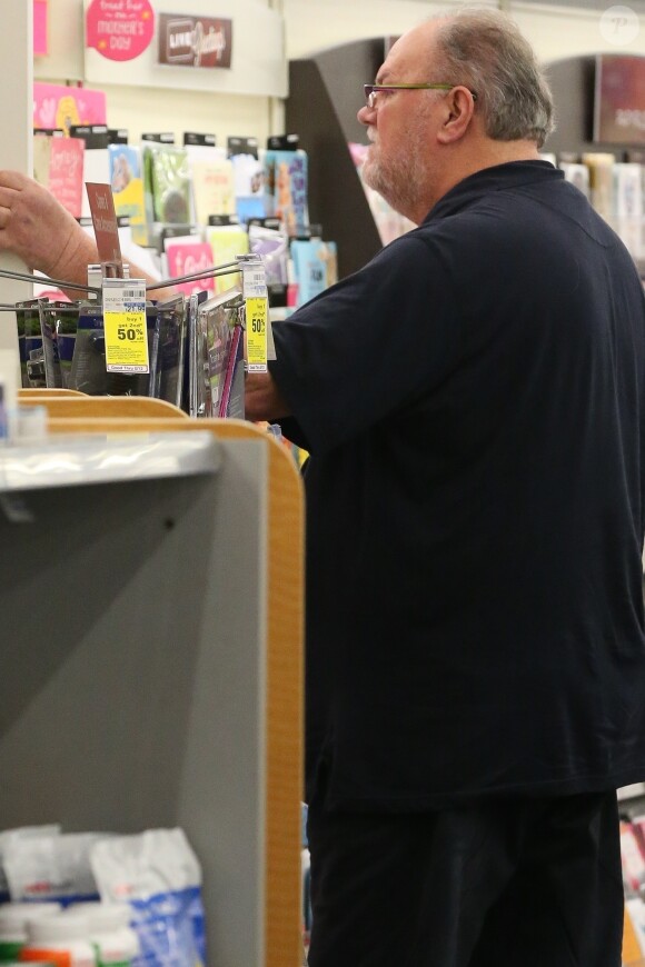 Exclusif - Thomas Markle, le père de Meghan Markel, achète des cartes de voeux à San Diego le 10 mai 2018.