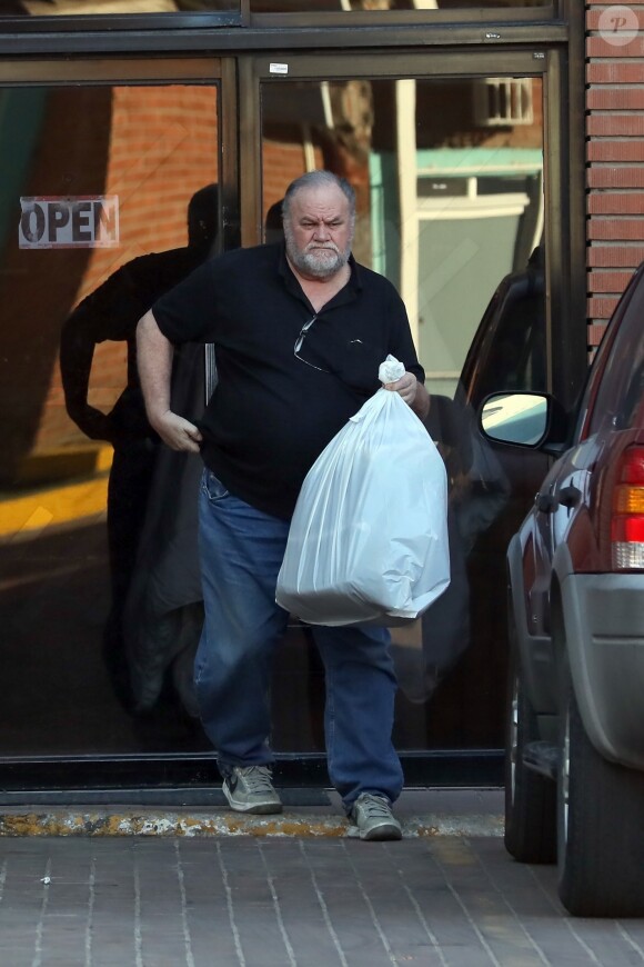 Exclusif - Thomas Markle Sr., père de Meghan Markle, fait des courses dans les rues de Rosarito au Mexique, le 6 décembre 2017