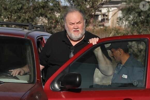 Exclusif - Thomas Markle Sr., père de Meghan Markle, a été aperçu en train de faire réparer sa voiture dans une station-essence à Rosarito au Mexique, le 5 décembre 2017.