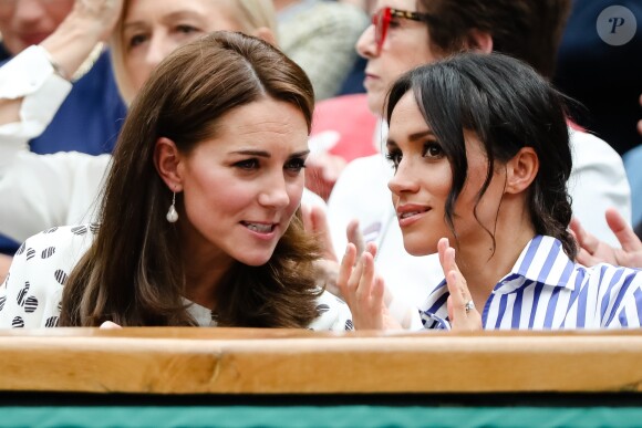 La duchesse Catherine de Cambridge (Kate Middleton) et la duchesse Meghan de Sussex (Meghan Markle) à Wimbledon le 14 juillet 2018.