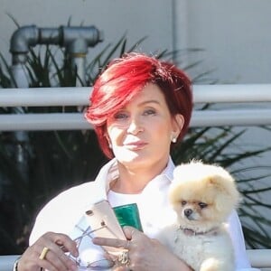 Exclusif - Sharon Osbourne est allée faure du shopping avec son petit chien Bella chez Fred Segal à West Hollywood, le 2 juillet 2018