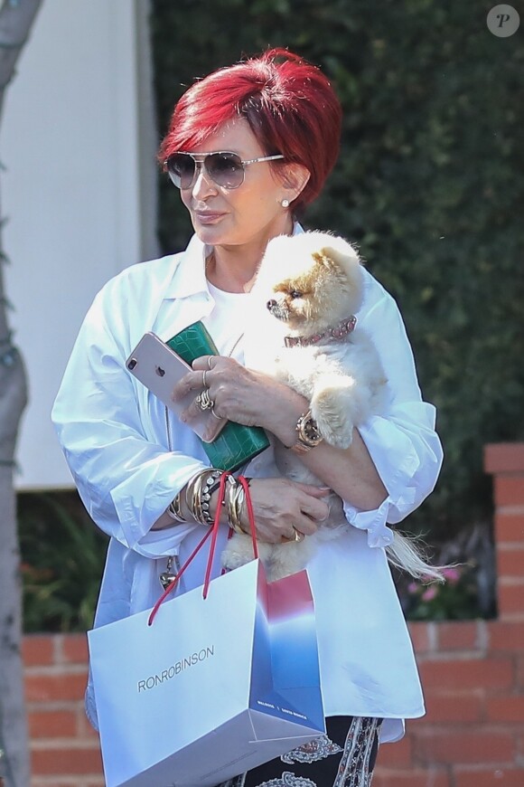 Exclusif - Sharon Osbourne est allée faure du shopping avec son petit chien Bella chez Fred Segal à West Hollywood, le 2 juillet 2018