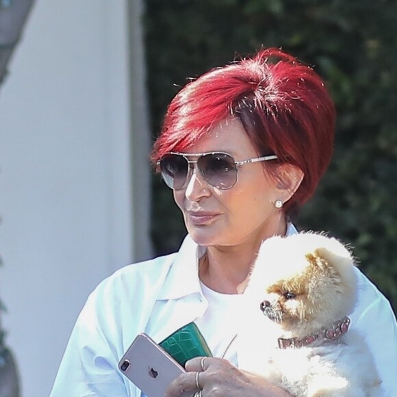 Exclusif - Sharon Osbourne est allée faure du shopping avec son petit chien Bella chez Fred Segal à West Hollywood, le 2 juillet 2018