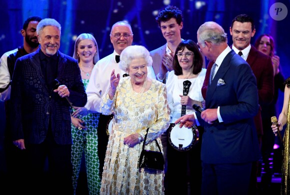 Sir Tom Jones, La reine Elisabeth II d'Angleterre et Le prince Charles, prince de Galles - Concert au théâtre Royal Albert Hall à l'occasion du 92ème anniversaire de la reine Elisabeth II d'Angleterre à Londres le 21 avril 2018.