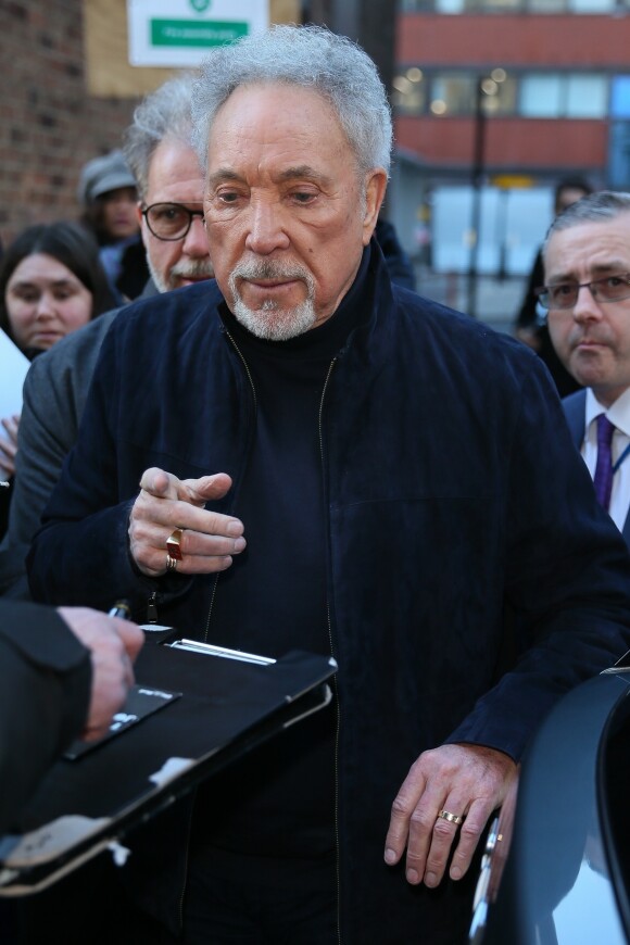 Sir Tom Jones à son arrivée dans les locaux de AOL Build pour faire la promotion de "The Voice" à Londres. Le 8 mars 2018