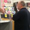 Exclusif - Thomas Markle, le père de Meghan Markel, achète des cartes de voeux à San Diego le 10 mai 2018.