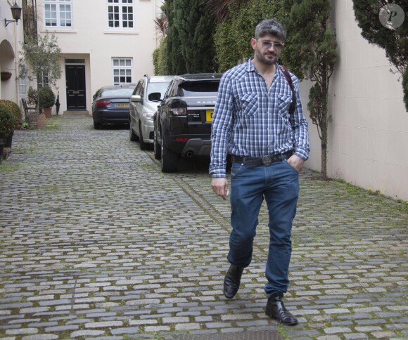 Fadi Fawaz, dernier compagnon de George Michael, quitte l'appartement qu'ils partageaient à Londres, le 29 mars 2017. 