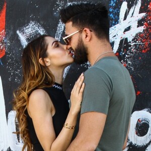 Exclusif - Nabilla Benattia et son compagnon Thomas Vergara s'embrassent et posent en couple contre des murs tagués pour un photoshoot à Miami, le 13 mars 2018