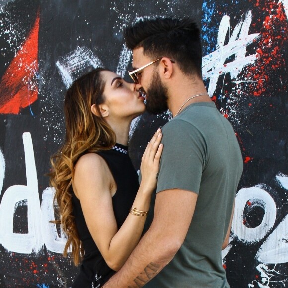 Exclusif - Nabilla Benattia et son compagnon Thomas Vergara s'embrassent et posent en couple contre des murs tagués pour un photoshoot à Miami, le 13 mars 2018