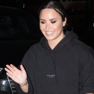 Exclusif - Malgré sa blessure à la cheville, Demi Lovato rentre à l'hôtel Royal Monceau et salue ses fans après son concert au Zénith de Paris le 4 juin 2018.