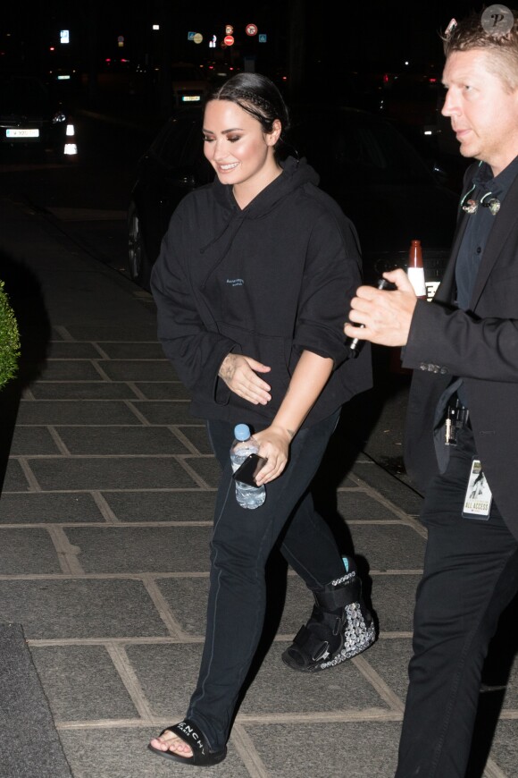 Exclusif - Malgré sa blessure à la cheville, Demi Lovato rentre à l'hôtel Royal Monceau et salue ses fans après son concert au Zénith de Paris le 4 juin 2018.