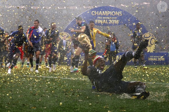 L'équipe de France sur la pelouse du stade Loujniki après leur victoire sur la Croatie (4-2) en finale de la Coupe du Monde 2018 (FIFA World Cup Russia2018), le 15 juillet 2018.