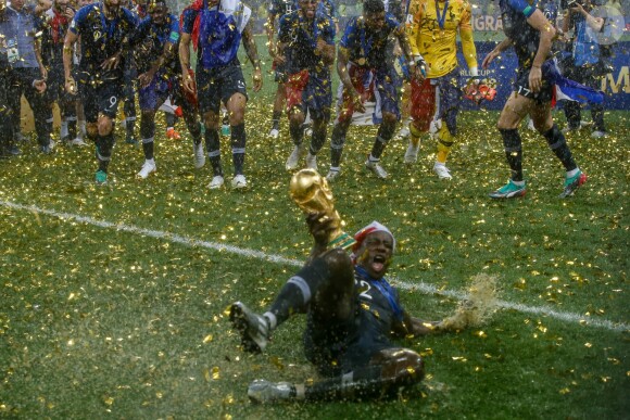 Benjamin Mendy - L'équipe de France célèbre son deuxième titre de Champion du Monde sur la pelouse du stade Loujniki après leur victoire sur la Croatie (4-2) en finale de la Coupe du Monde 2018