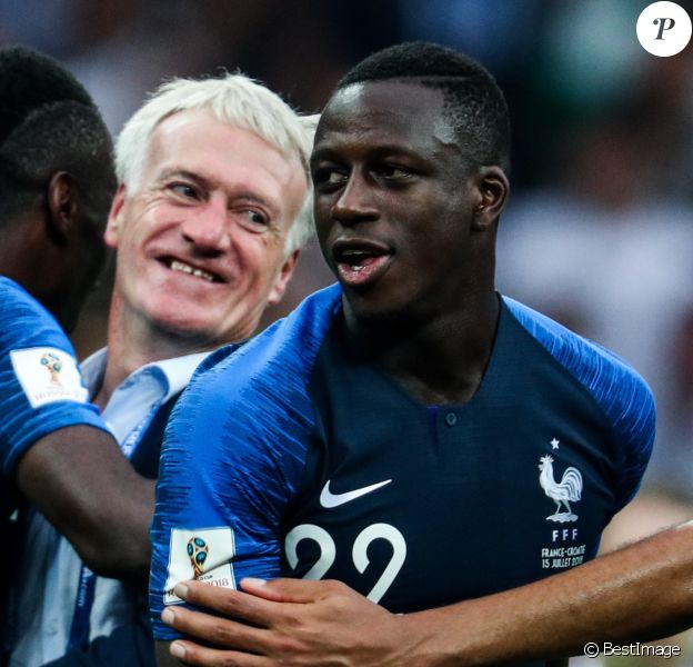 Raphael Varane, manager Didier Deschamp et Benjamin Mendy le 15 juilet 2018, en finale de la Coupe du Monde en Russie.