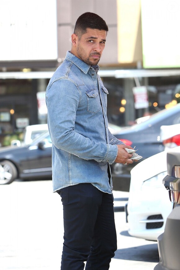 Exclusif - Wilmer Valderrama prend la direction du centre médical Cedars Sinai pour rendre visite à son ex-petite amie Demi Lovato après son overdose, le 25 juillet 2018.