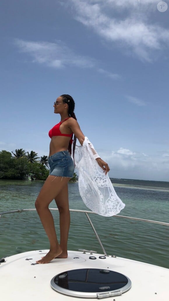 Alicia Aylies divine en bikini pour ses vacances en Guadeloupe sur Instagram. Juillet 2018.