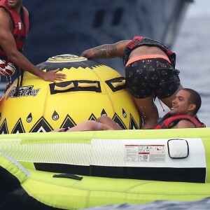 Tony Parker, sa femme Axelle et des amis s'amusent au large de Saint-Tropez le 25 juillet 2018.