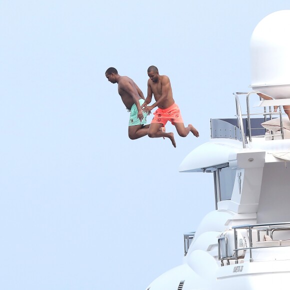 Tony Parker, sa femme Axelle et des amis s'amusent au large de Saint-Tropez le 25 juillet 2018.