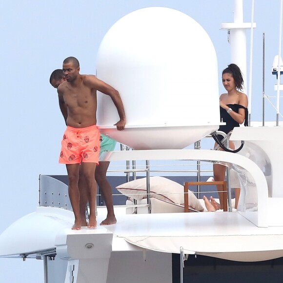 Tony Parker, sa femme Axelle et des amis s'amusent au large de Saint-Tropez le 25 juillet 2018.