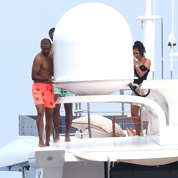 Tony Parker, sa femme Axelle et des amis s'amusent au large de Saint-Tropez le 25 juillet 2018.
