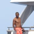 Tony Parker, sa femme Axelle et des amis s'amusent au large de Saint-Tropez le 25 juillet 2018.