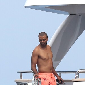 Tony Parker, sa femme Axelle et des amis s'amusent au large de Saint-Tropez le 25 juillet 2018.