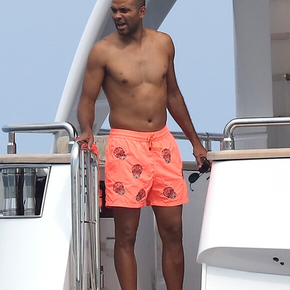 Tony Parker, sa femme Axelle et des amis s'amusent au large de Saint-Tropez le 25 juillet 2018.