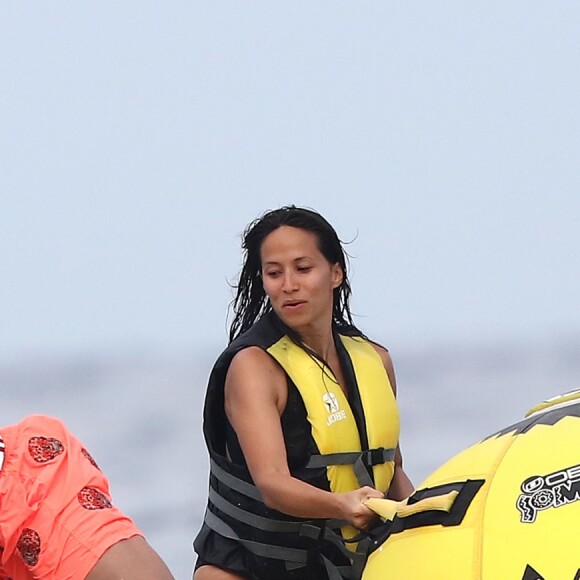 Tony Parker, sa femme Axelle et des amis s'amusent au large de Saint-Tropez le 25 juillet 2018.