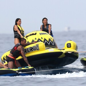 Tony Parker, sa femme Axelle et des amis s'amusent au large de Saint-Tropez le 25 juillet 2018.