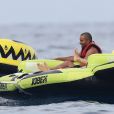 Tony Parker, sa femme Axelle et des amis s'amusent au large de Saint-Tropez le 25 juillet 2018.