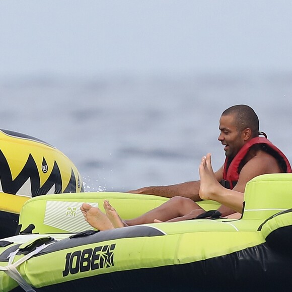 Tony Parker, sa femme Axelle et des amis s'amusent au large de Saint-Tropez le 25 juillet 2018.