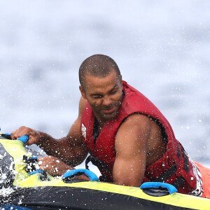 Tony Parker, sa femme Axelle et des amis s'amusent au large de Saint-Tropez le 25 juillet 2018.