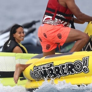 Tony Parker, sa femme Axelle et des amis s'amusent au large de Saint-Tropez le 25 juillet 2018.