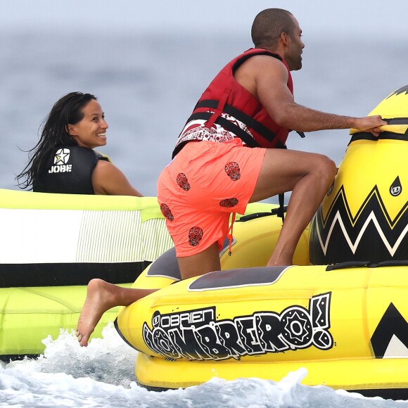 Tony Parker, sa femme Axelle et des amis s'amusent au large de Saint-Tropez le 25 juillet 2018.