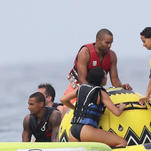 Tony Parker, sa femme Axelle et des amis s'amusent au large de Saint-Tropez le 25 juillet 2018.