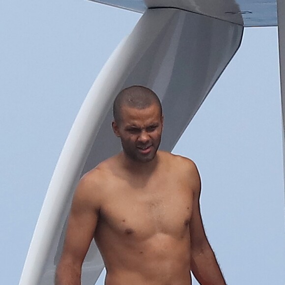 Tony Parker, sa femme Axelle et des amis s'amusent au large de Saint-Tropez le 25 juillet 2018.