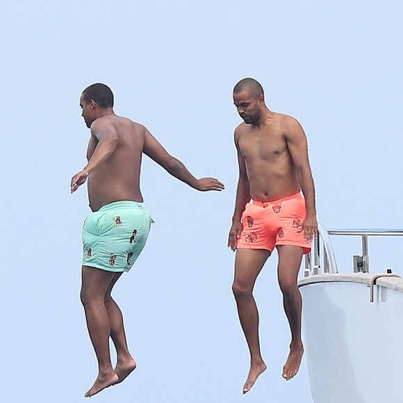 Tony Parker, sa femme Axelle et des amis s'amusent au large de Saint-Tropez le 25 juillet 2018.