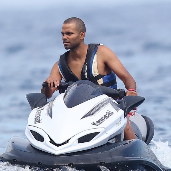 Tony Parker, sa femme Axelle et des amis s'amusent au large de Saint-Tropez le 25 juillet 2018.