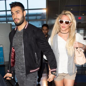 Exclusif - Britney Spears et son compagnon Sam Asghari arrivent à l'aéroport de New York (JFK) le 13 mai 2018.