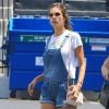 Alessandra Ambrosio se promène et fait des courses avec une amie à Santa Monica, le 25 juillet 2018.