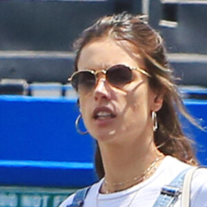 Alessandra Ambrosio se promène et fait des courses avec une amie à Santa Monica, le 25 juillet 2018.