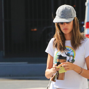 Alessandra Ambrosio se promène à Santa Monica, le 25 juillet 2018.