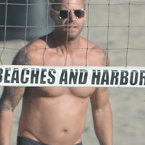 Exclusif - Alessandra Ambrosio joue au beach-volley avec des amis sur la plage à Los Angeles, le 22 juillet 2018.