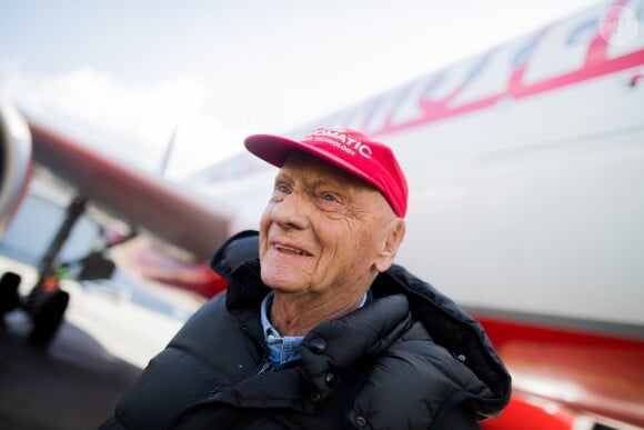 Niki Lauda posant le 20 mars 2018 à Düsseldorf devant un Airbus de sa compagnie aérienne Laudamotion.